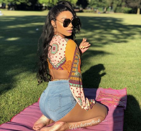 herfeetonfleek model nude photos