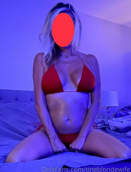 oneblondewife nudes model photo