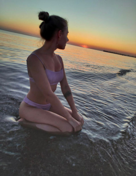 a n i n y a model free picture