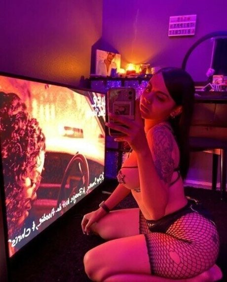 Trippyisme model naked pic