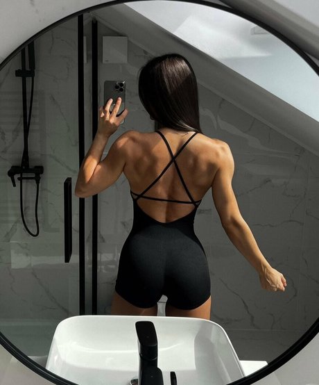 linasphysique beautiful model pics