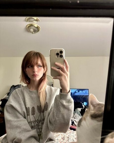 Daychain pretty model pics