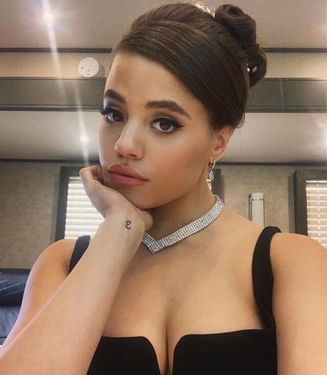 Sarah Jeffery hd model pic