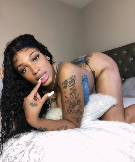 Shethickyyy nudes model img