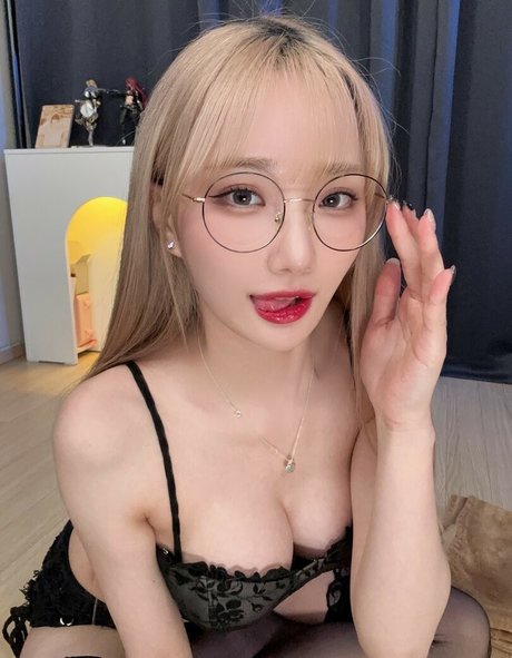 Woojungx4 model nude gallery