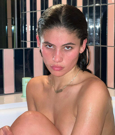 Isabella Carr art model pictures