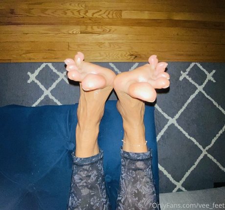 vee feet naked actress photo