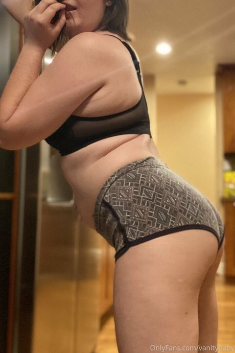 vanitybaby nudes model picture