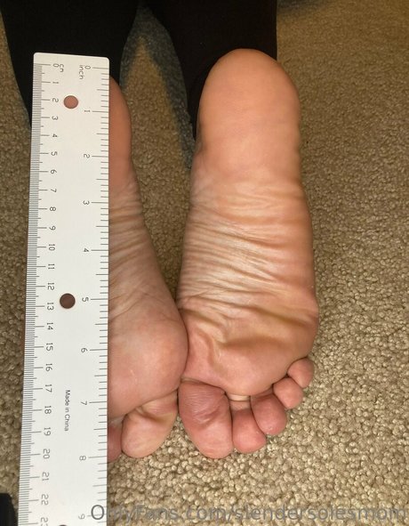 slendersolesmom model porn pic