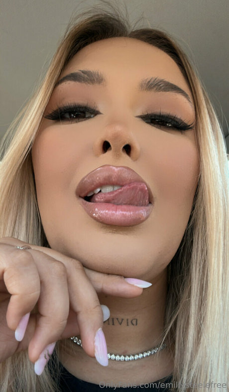 emillysteelefree model erotic pic