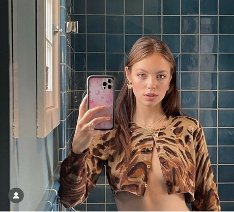 Claudia Sulewski Deepfake star perfect pic