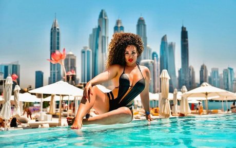 Curly quennn art actress pics