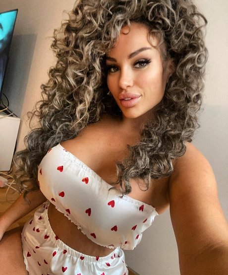 Curly quennn adult model img