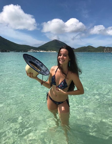 Julia Linhares pretty actress archive
