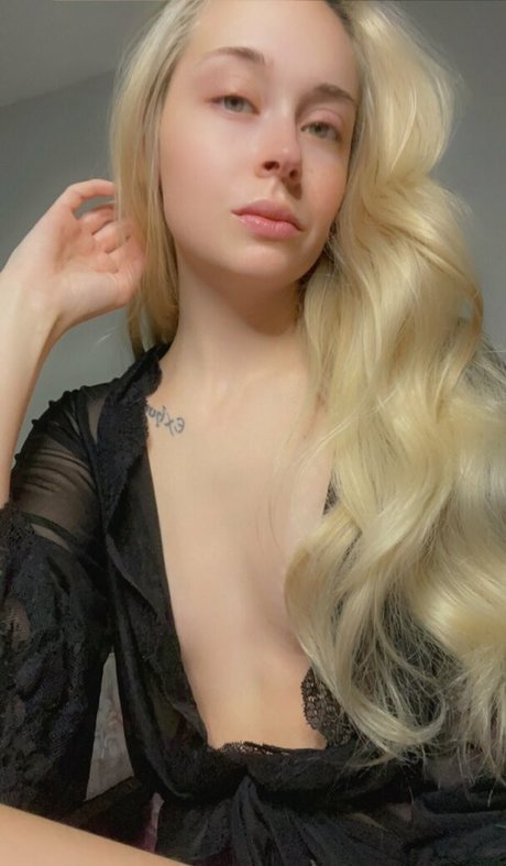 adversariel erotic model picture
