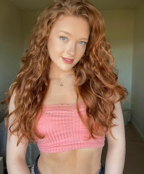 phoebeisginger nudes model img