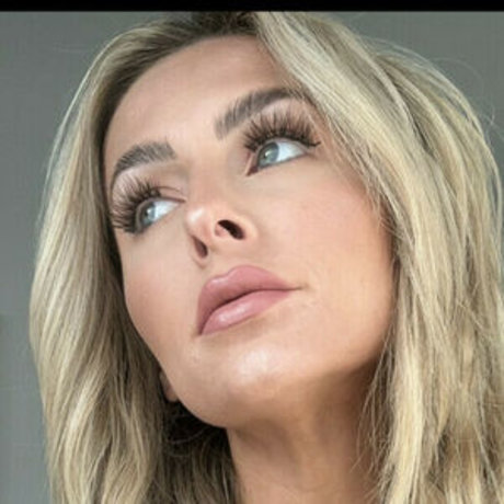 Thewifespot model image