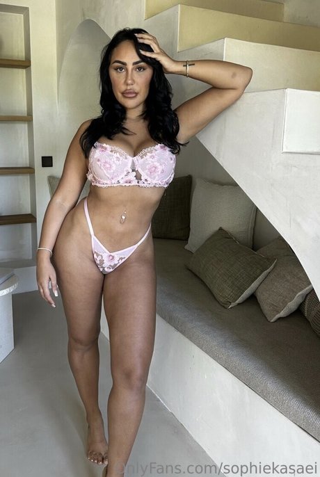 Sophie Kasaei model nude photo