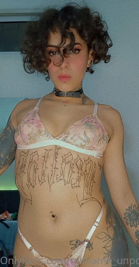 thequeenwithcurls pornographic model picture