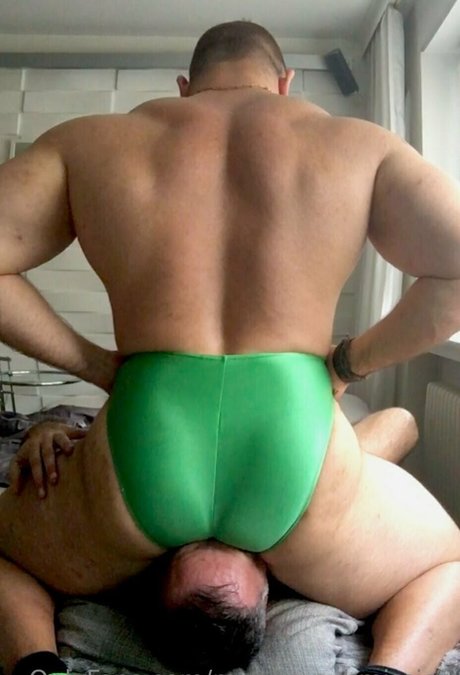 muscle submission model perfect pics