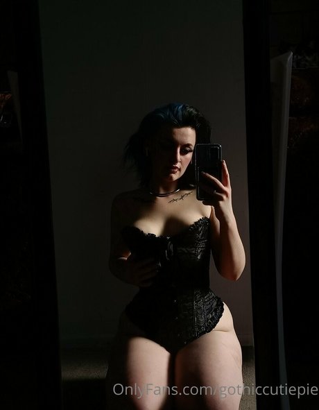 gothiccutiepie model top pic