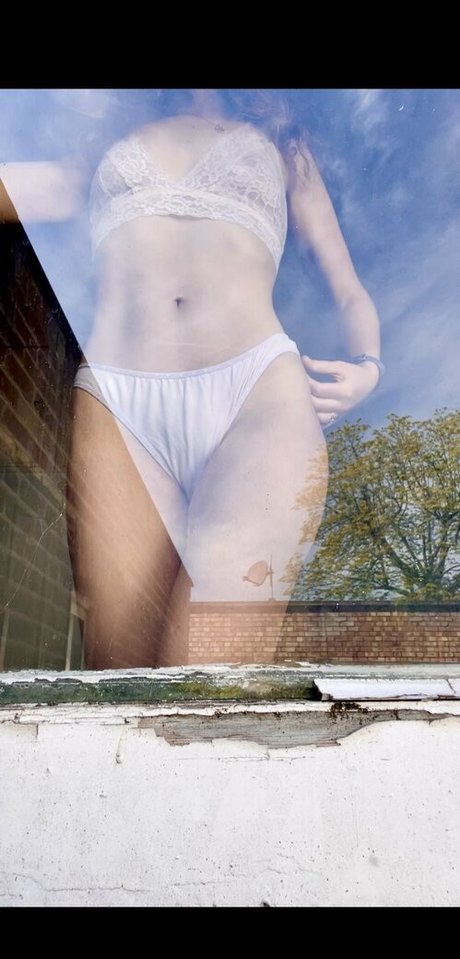 come lay with adile nudes model images