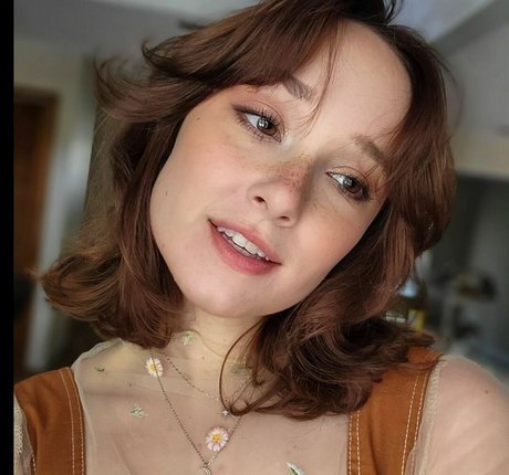 AmyKay ASMR star top picture