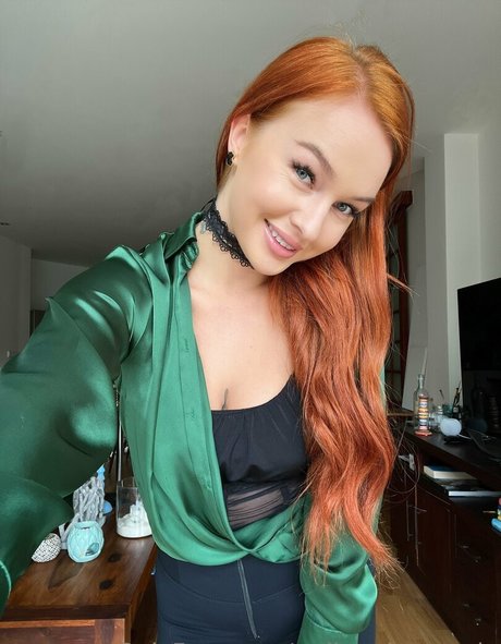 redheadragonvip xxx model photo