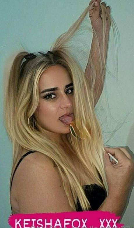 larafox22 hot actress image