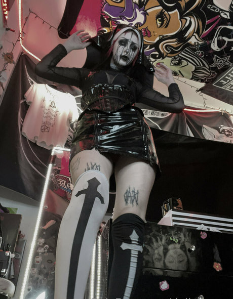 dollyhorror model free pics
