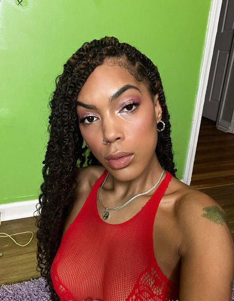leahsade model nude image