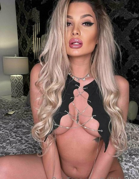bellahotxx model hot images