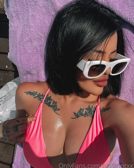 bellahotxx nude model photo