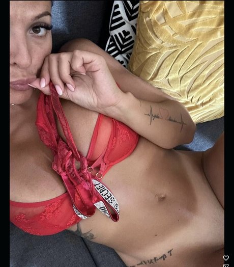 Mely show top profile image