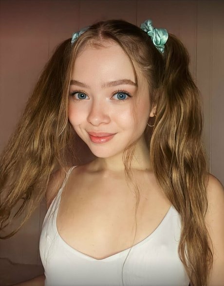 emilage sexy model pics