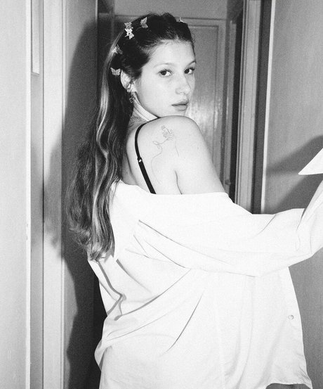 Roni Zouler hot model pictures