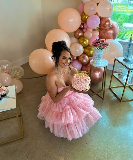 karenn fit nude star img