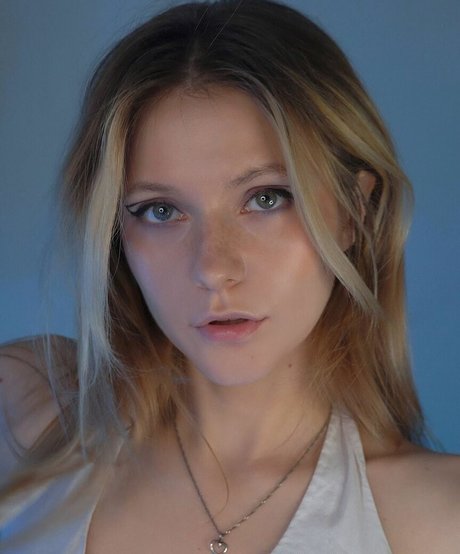 angejla top profile image