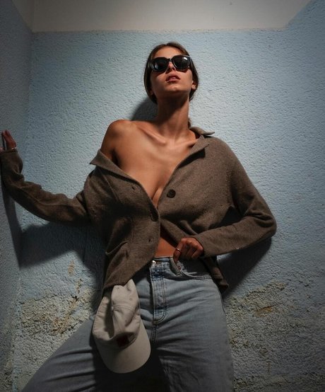 Noa Brener nude star galleries