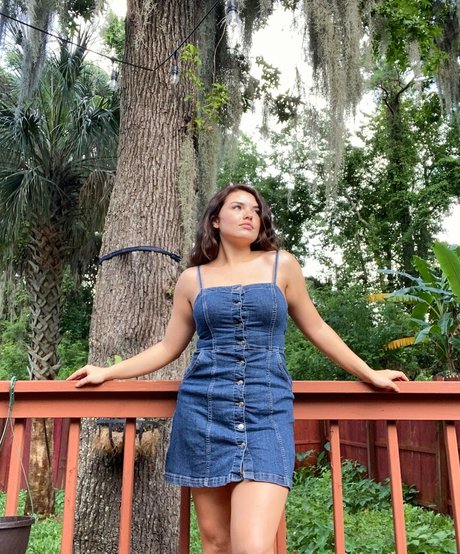 Alondra Larson xxx model pic
