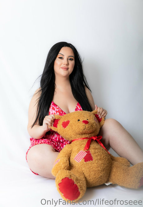 lifeofroseee model adult picture