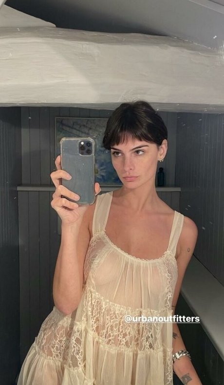Clara Beneytout model hot photo
