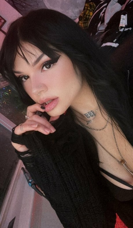 horrorwh0re pretty model pic