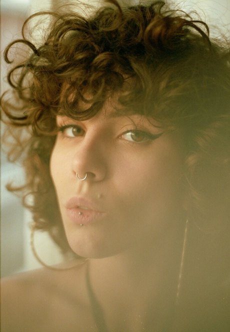 curlywiktoria model nice image