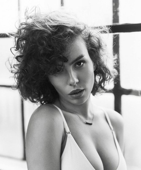 curlywiktoria hot star photos