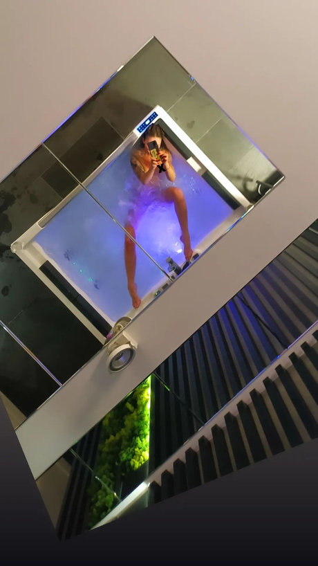 Sweeeti Carolovcutie exclusive pornstar picture