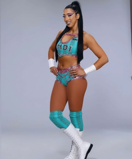 Indi Hartwell model art pic