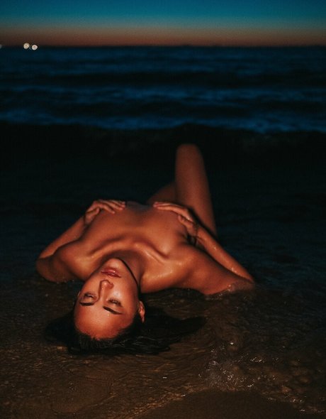 Margoreett naked model pictures