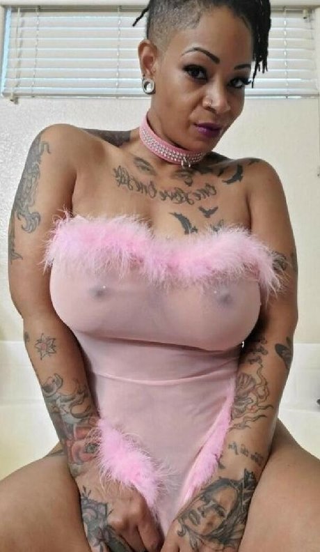 Edaqueenbee naked star photo