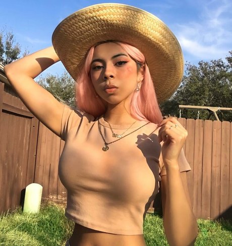 Fatima Guevara naked model img